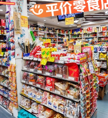 在零食店遇见一位妈妈与6岁左右的孩子